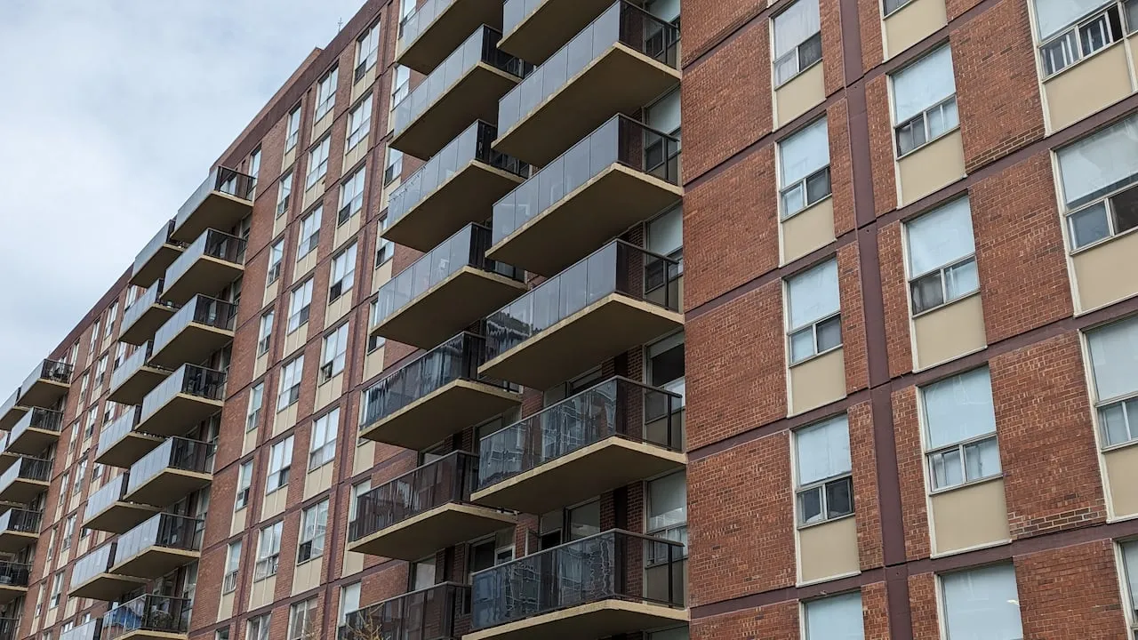 who determines to suspend a real estate agent's license